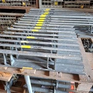Bestandsfoto Treppenturm-Paket — 52 Bodensicherung 0,73 m + 27 Etagenleit