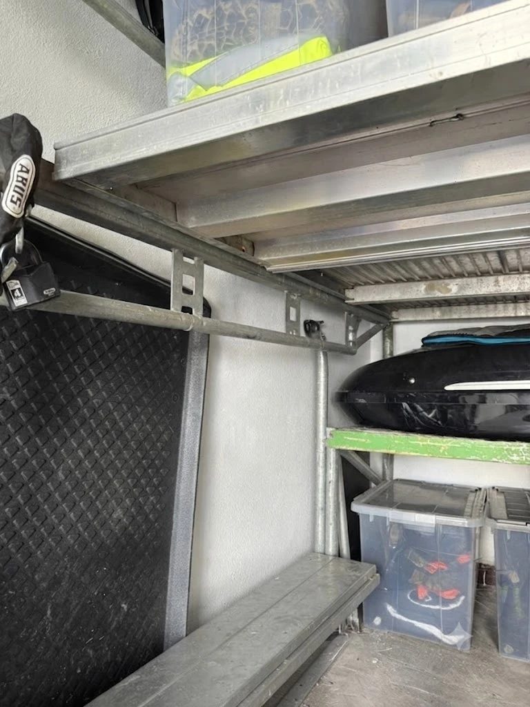 Seitlicher Blick auf beide Ablage-Ebenen mit den tragenden Konsolen und der Dachbox auf der unteren Ebene
