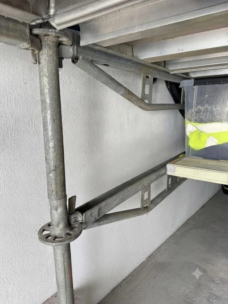 Zwei Allround-Konsolen hängen übereinander in den Lochscheiben des Stiels und tragen die beiden Ablage-Ebenen