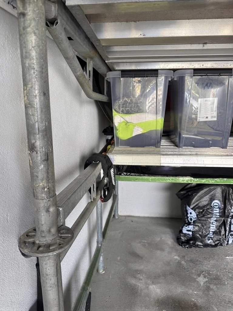 Nahaufnahme der Allround-Lochscheibe am Stiel mit eingehängter Konsole, darüber die belegte Ablage-Ebene